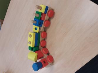 572