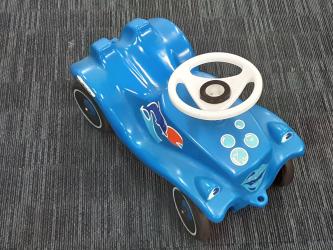 885